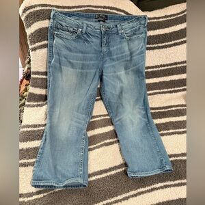 EUC WOMENS SILVER JEANS CO. AIKO MID CAPRI
SIZE:18/L 22 1/2